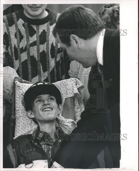 1987 Press Photo Roger Jackson, policeman for a day with Chief Arthur Deutsch - Historic Images