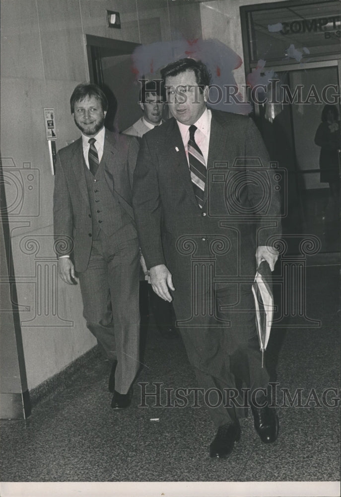 1985 Press Photo Birmingham AL police chief Arthur Deutsch &amp; man walking in hall - Historic Images