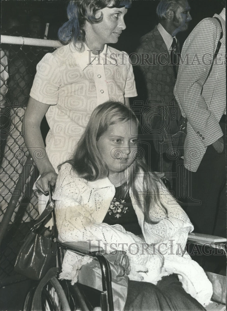 1973, Johnnie Dodd with her mother attending Osmonds Show - abno02761 - Historic Images