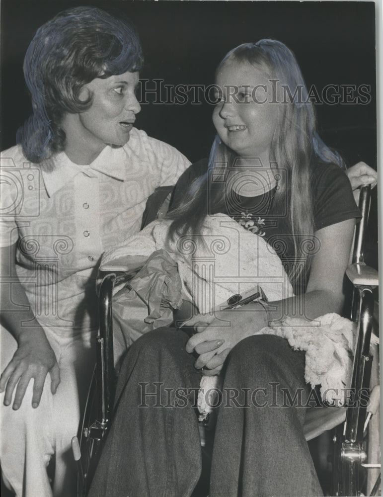 1973, Johnnie Dodd in wheelchair beside her Mother - abno02762 - Historic Images