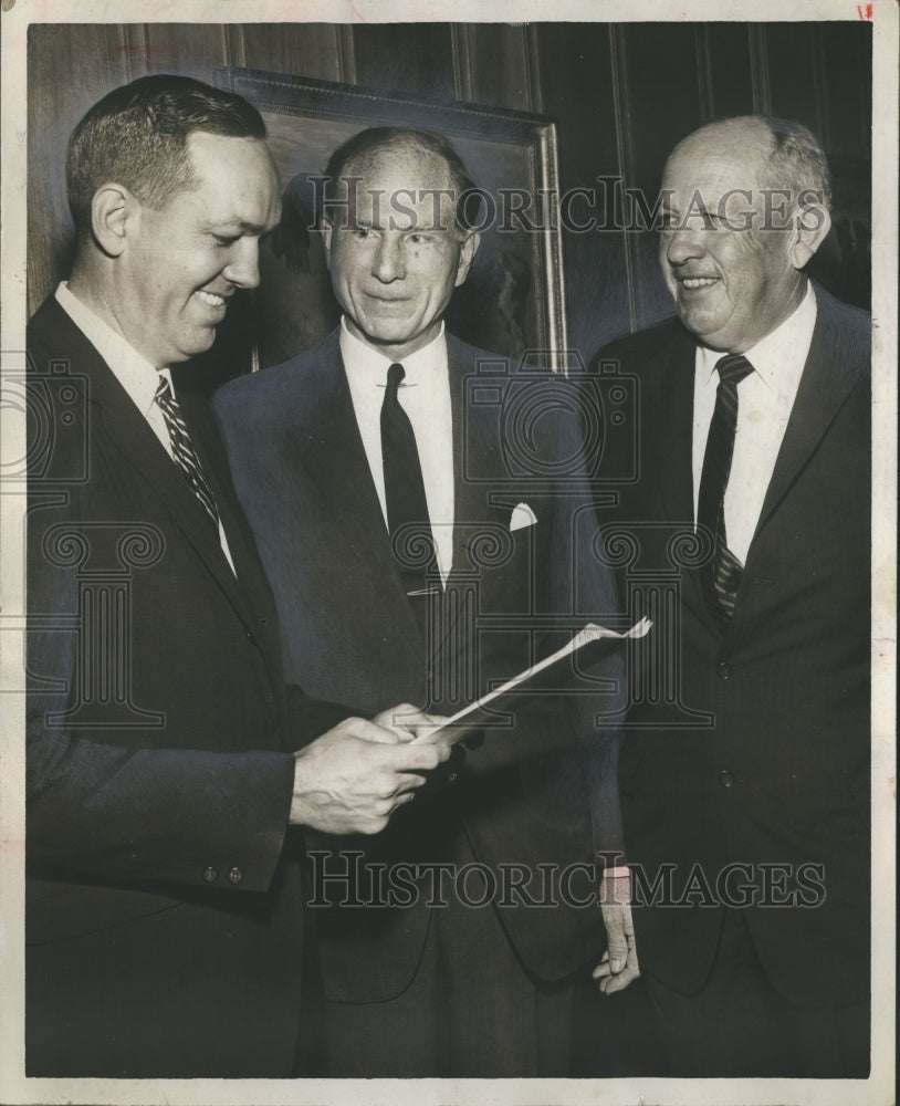 1961 Press Photo Frank Dominick with Others at Chamber of Commerce Meeting - Historic Images