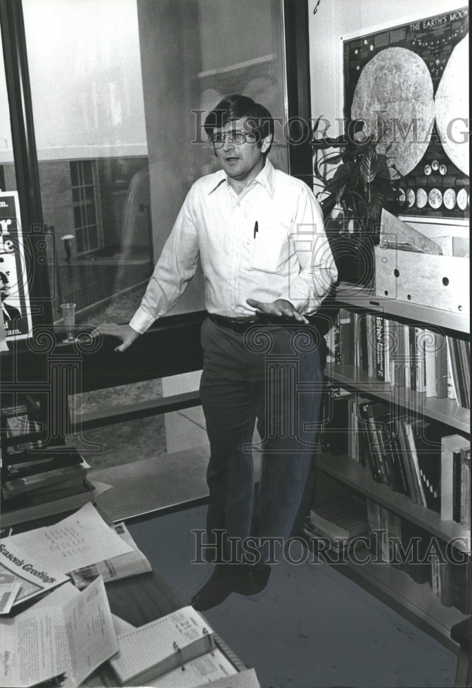 1981 Press Photo Politician Robert Hall Speaks in his Office - abno02806 - Historic Images