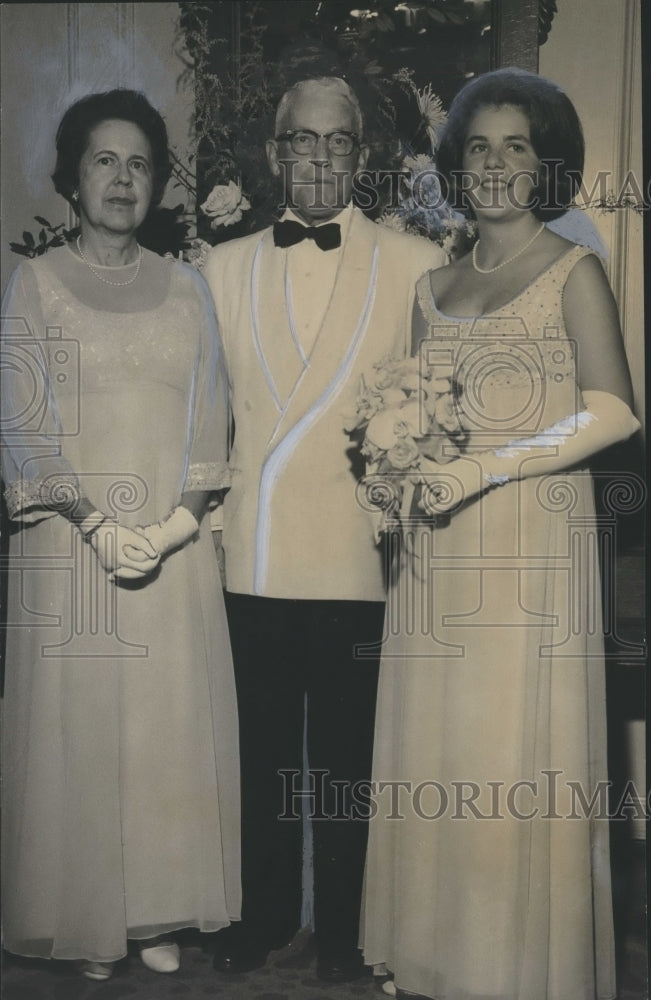 1967 Press Photo Debutante Jeanne Hanby Forsyth with parents at Tea Dance - Historic Images