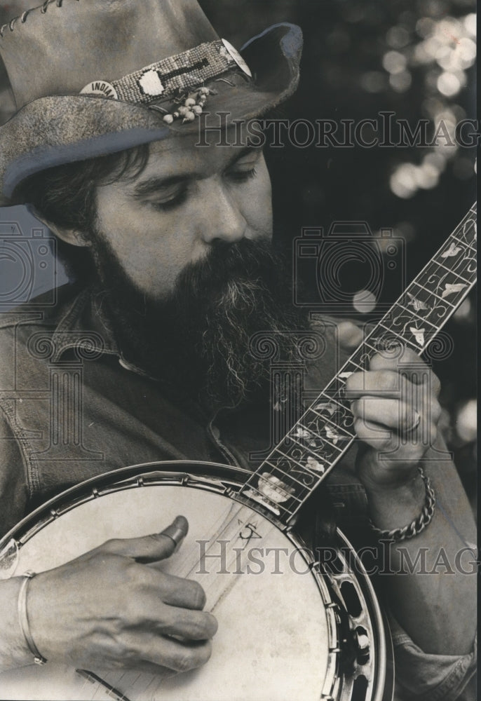 1975 Press Photo Bill Foster, University of North Alabama professor plays banjo - Historic Images