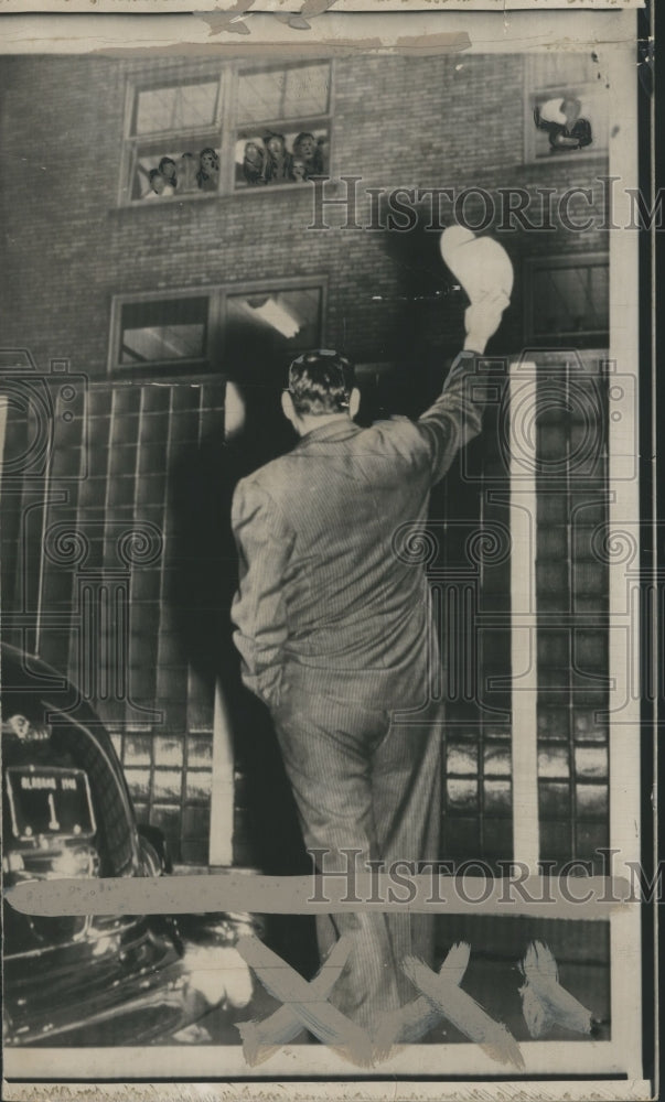 1948, Alabama Governor James E. Folsom waving to people in building - Historic Images