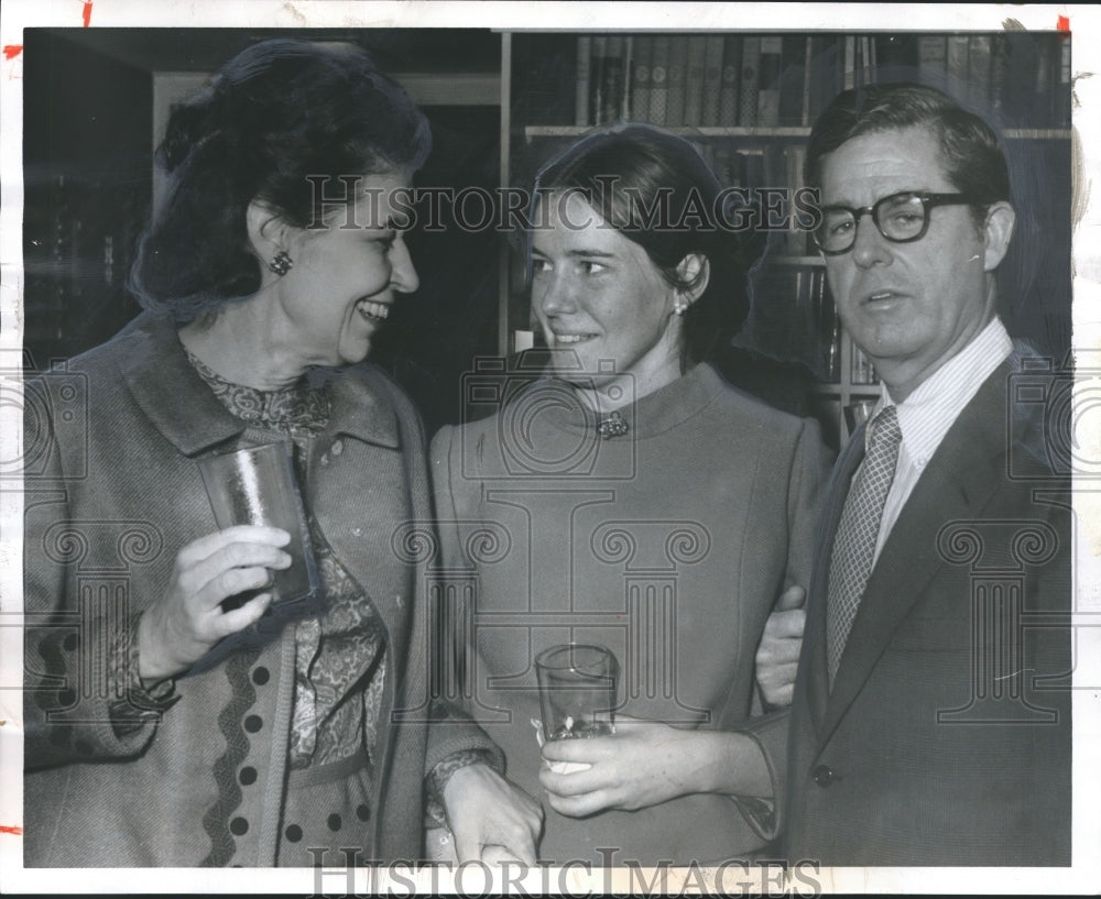 1971, Kitty Winn, TV Actress and Alabama native, with others - Historic Images