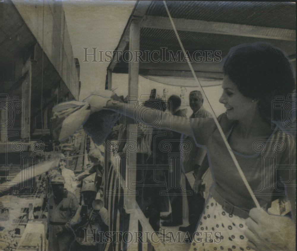 1971 Press Photo Mrs. Cornelia Wallace, Wife of Governor, in Mobile, Alabama - Historic Images