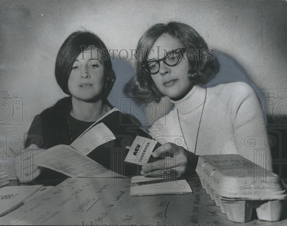 1972 Press Photo Food Committee members plan ways to ensure fresh foods, Alabama - Historic Images