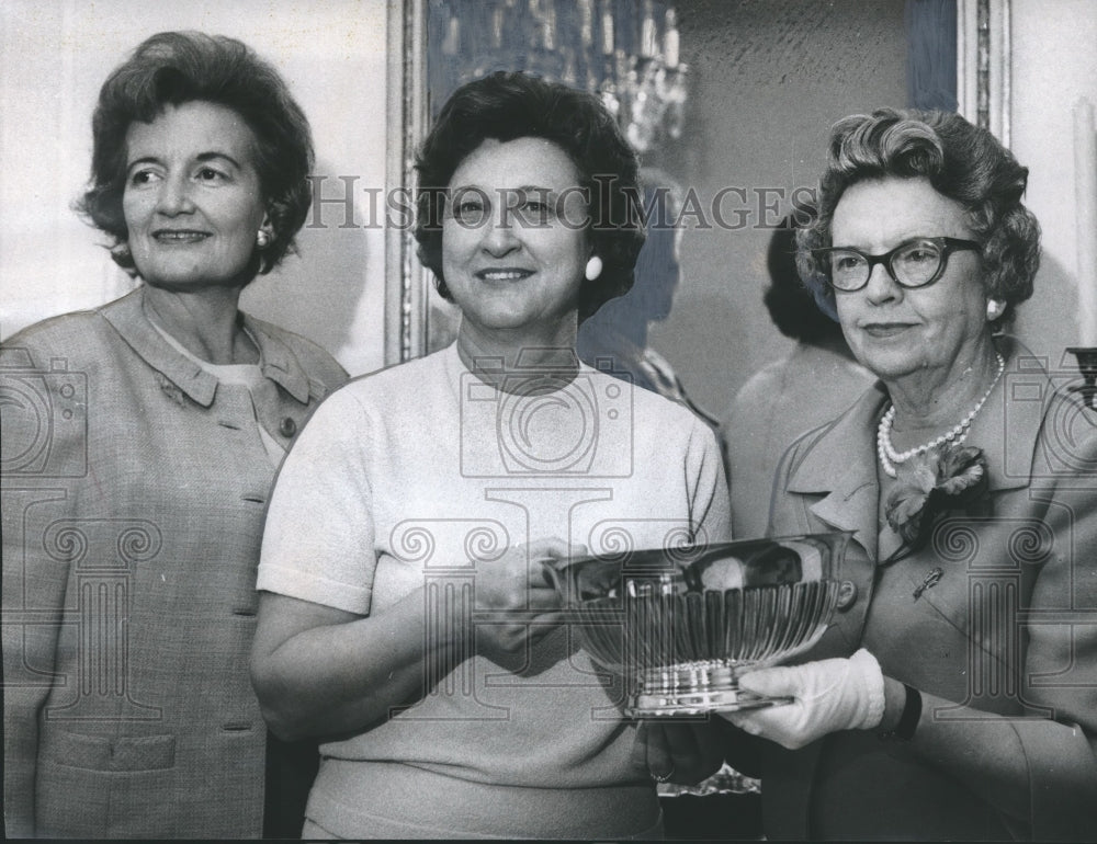 1969 Press Photo Shades Valley Music Club gets award from Birmingham Music Club - Historic Images