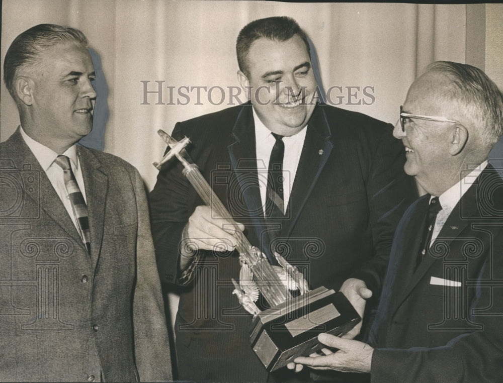 1964 Press Photo Kyle Vess wins &#39;Aviation Man of the Year&#39; award, Birmingham - Historic Images