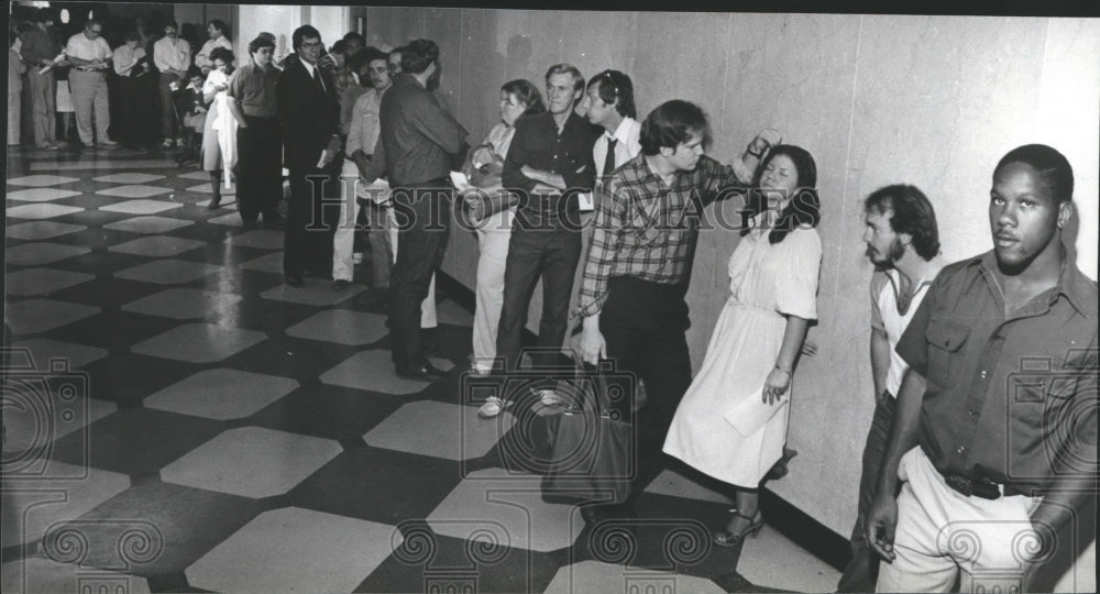 Press Photo Long Line of Would-Be Voters Wait to Register in Alabama - Historic Images