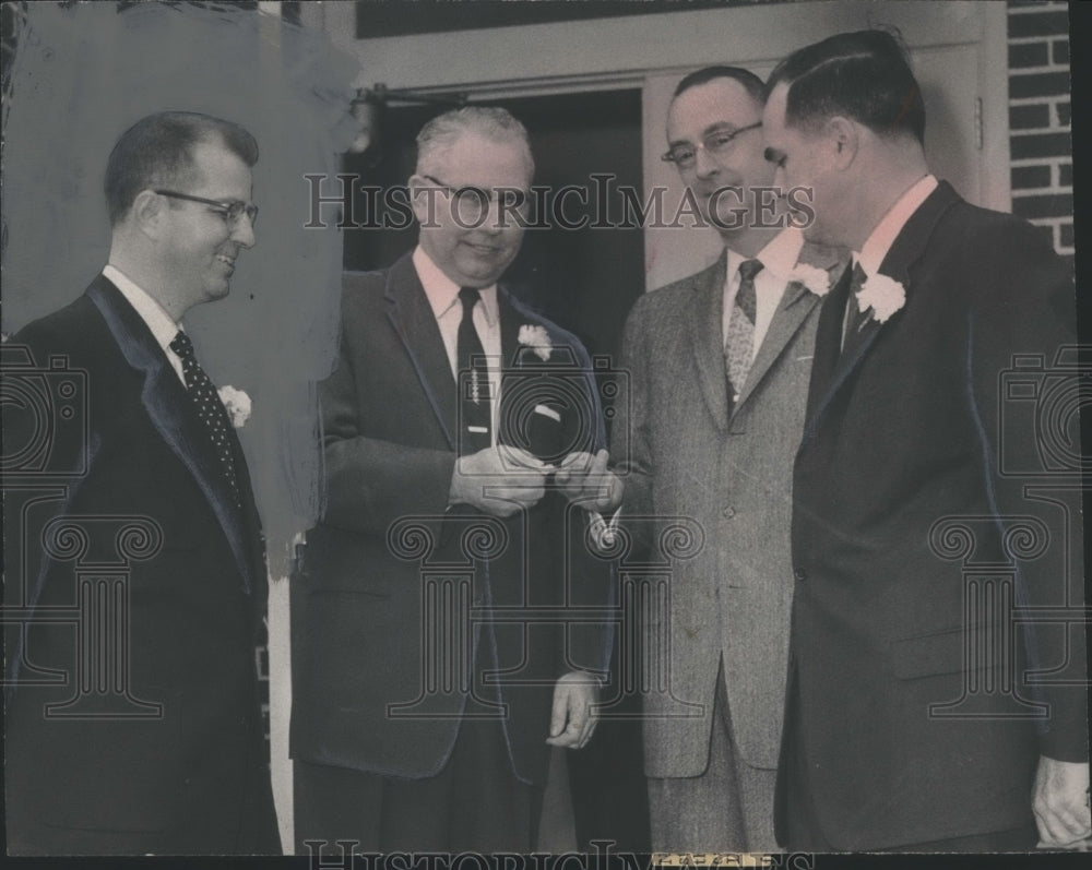 1958 Press Photo Guests at open house for Central Park Methodist Church - Historic Images