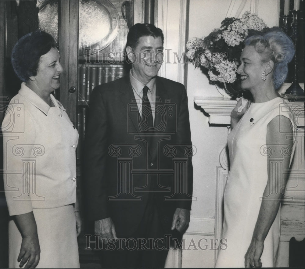 1970 Press Photo Guests at Alabama Federation of Women&#39;s Club open house - Historic Images