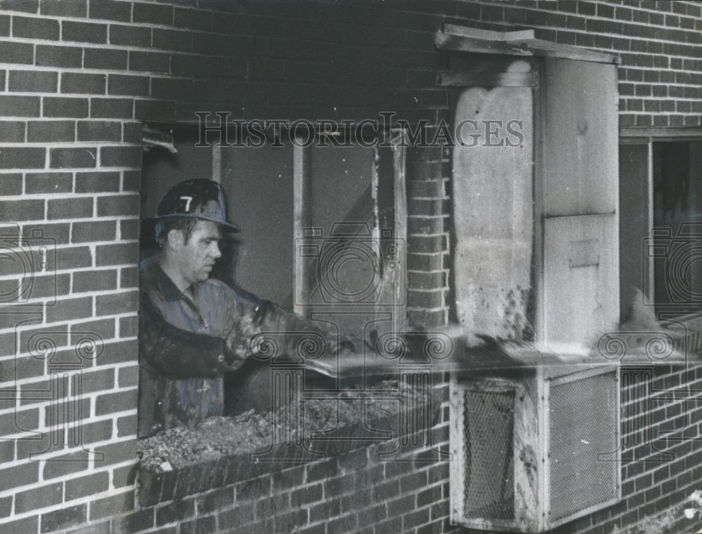 1970 Press Photo Birmingham Fire Department - Green Springs Apartment Fire - Historic Images