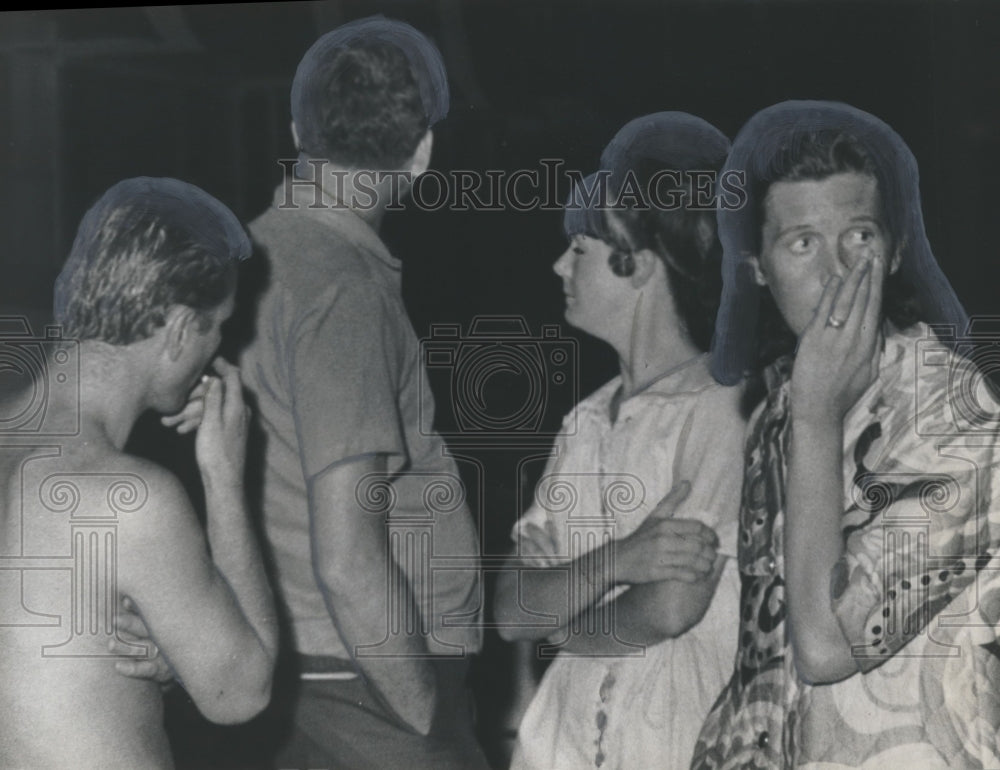 Press Photo Mayfair Apartment Residents During Fire, Birmingham, Alabama - Historic Images
