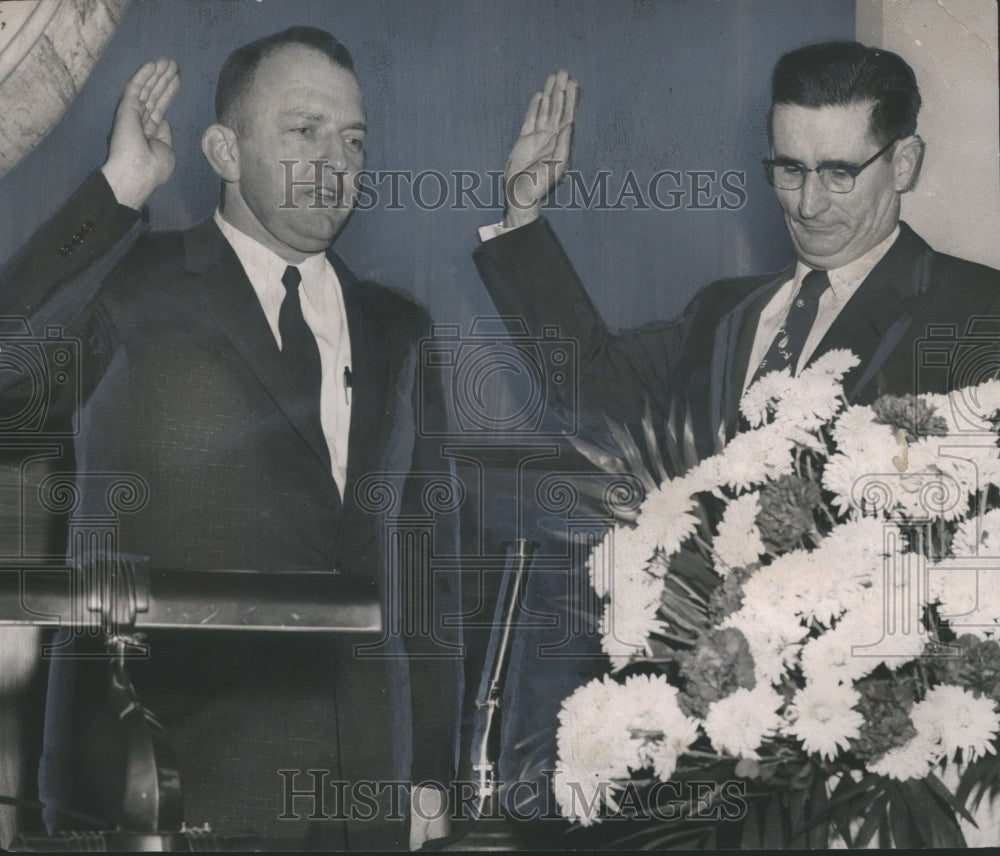 1955 Press Photo Judge Pelham swears in Rankin Fite as speaker of the House - Historic Images