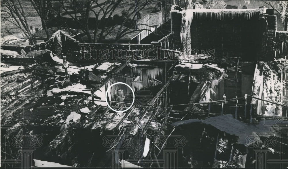1965 Press Photo Icicles form on building destroyed by fire, Birmingham, Alabama - Historic Images