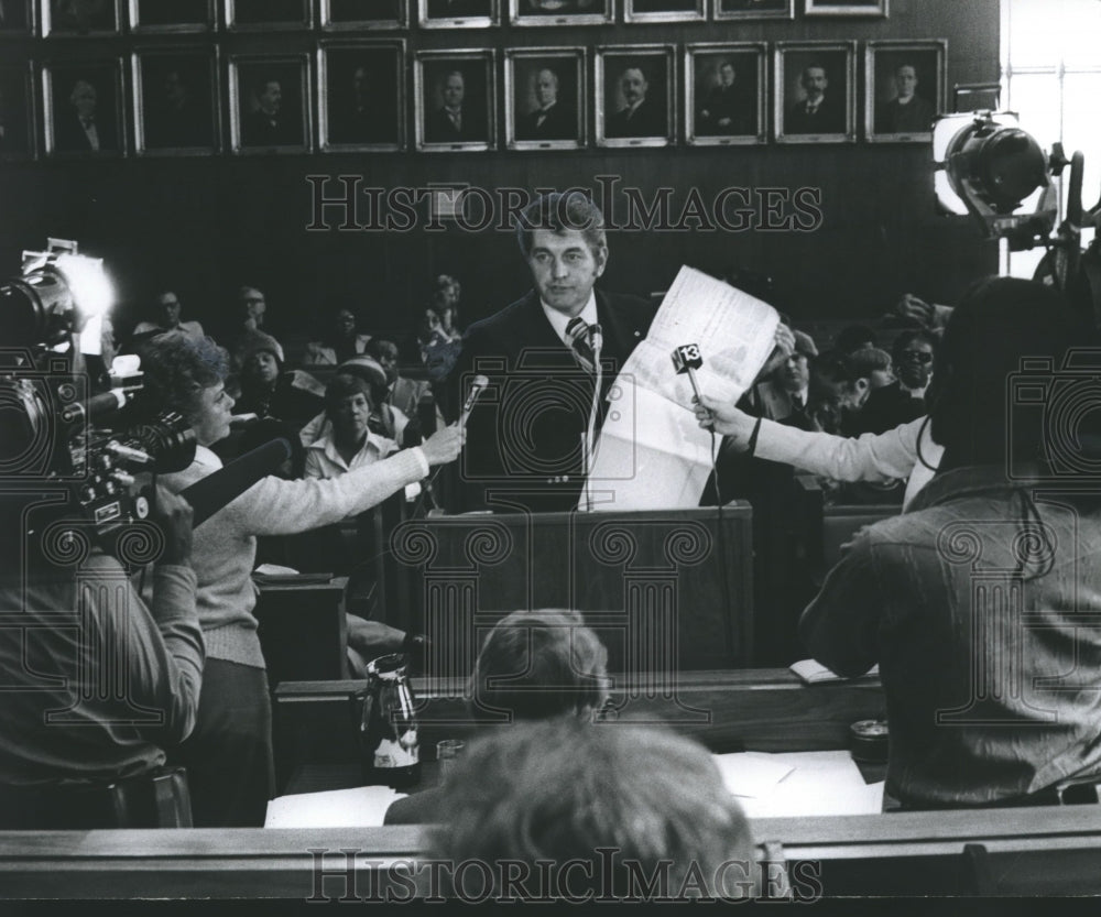 1978 Billy Gray addresses council members, Birmingham, Alabama - Historic Images