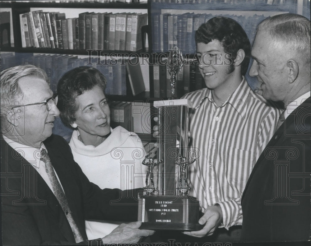 1971 Press Photo All-time great Billy Bancroft honored with trophy, Alabama - Historic Images