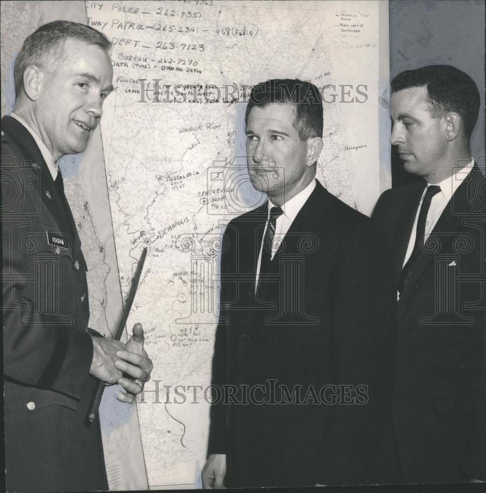 1961 Press Photo General Henry V. Graham, Alabama National Guard, Flood maps - Historic Images