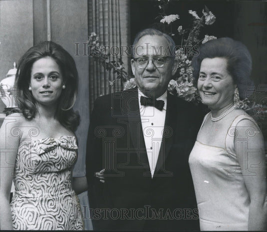 1967, Ed Barrett and family return to Birmingham for visit, Alabama - Historic Images