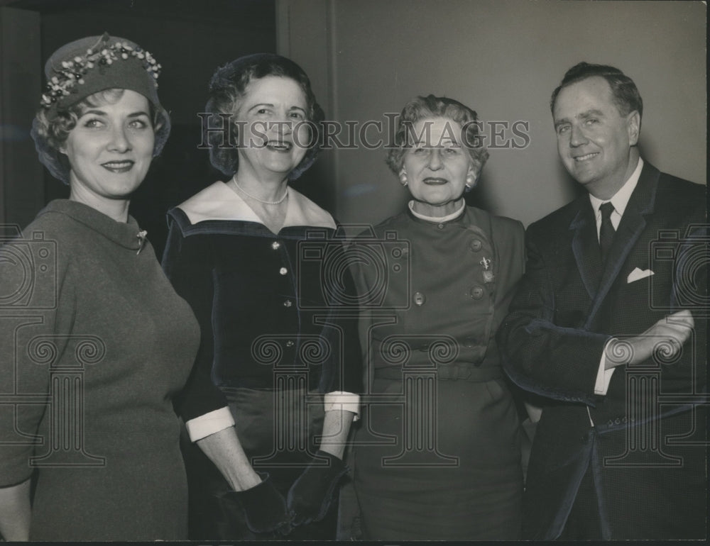 1961 Press Photo Temple Wanamaker, Department of State with clubwomen, Alabama - Historic Images