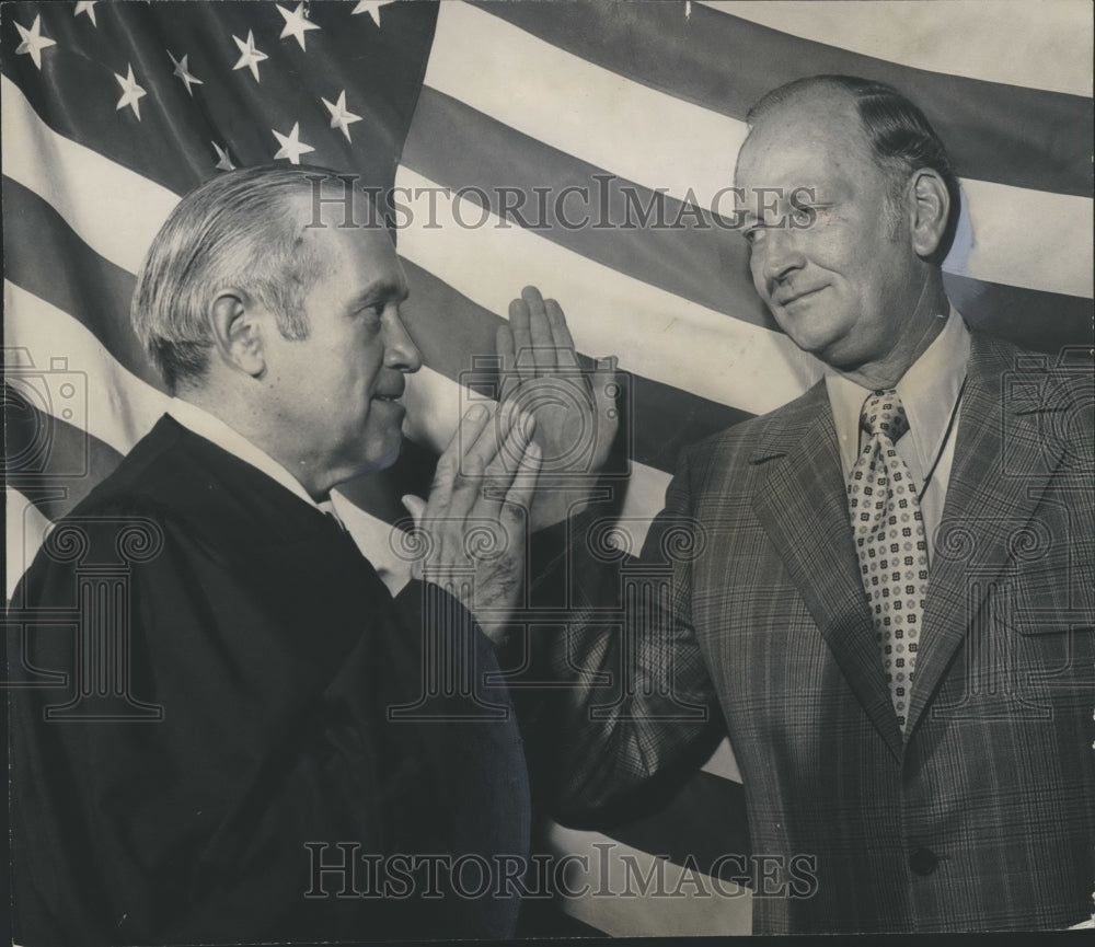 1972 Press Photo Tom Gloor Takes Oath as Jefferson County Commissioner, Alabama- Historic Images
