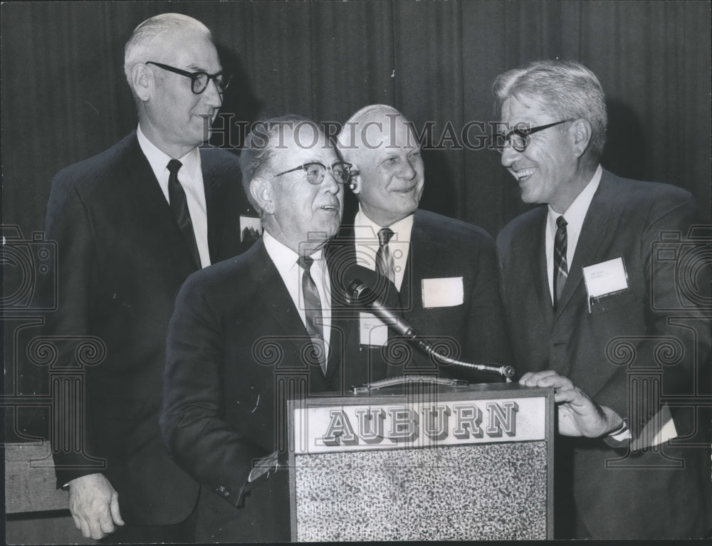 1967 Press Photo Homewood Mayor E. G. Walker with municipal leaders, Alabama - Historic Images