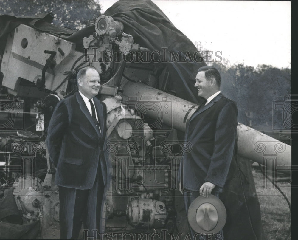 1960 Press Photo Bealle and Van Tassell Discuss Plans for Cruiser Guns, Alabama - Historic Images