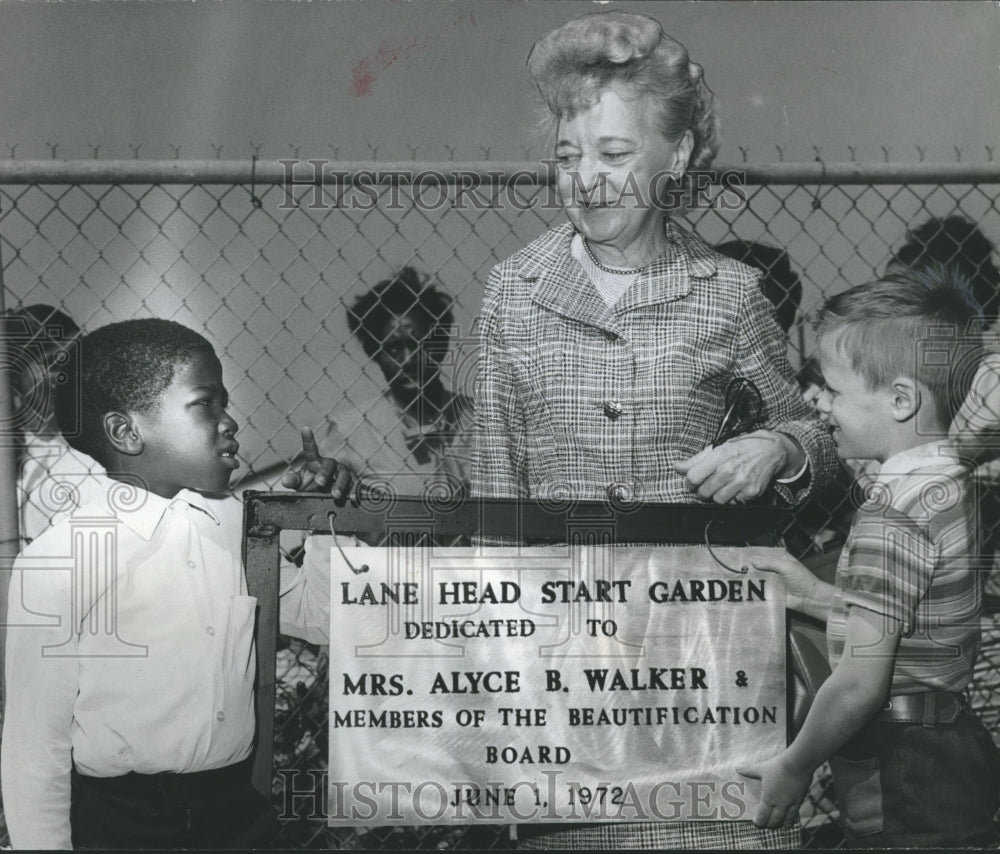 1972 Press Photo Alyce Walker and students at Head Start garden in Birmingham - Historic Images