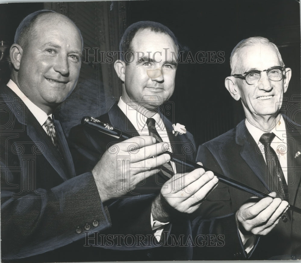 1961 Press Photo Governor John Patterson with Madison County honorary colonels - Historic Images