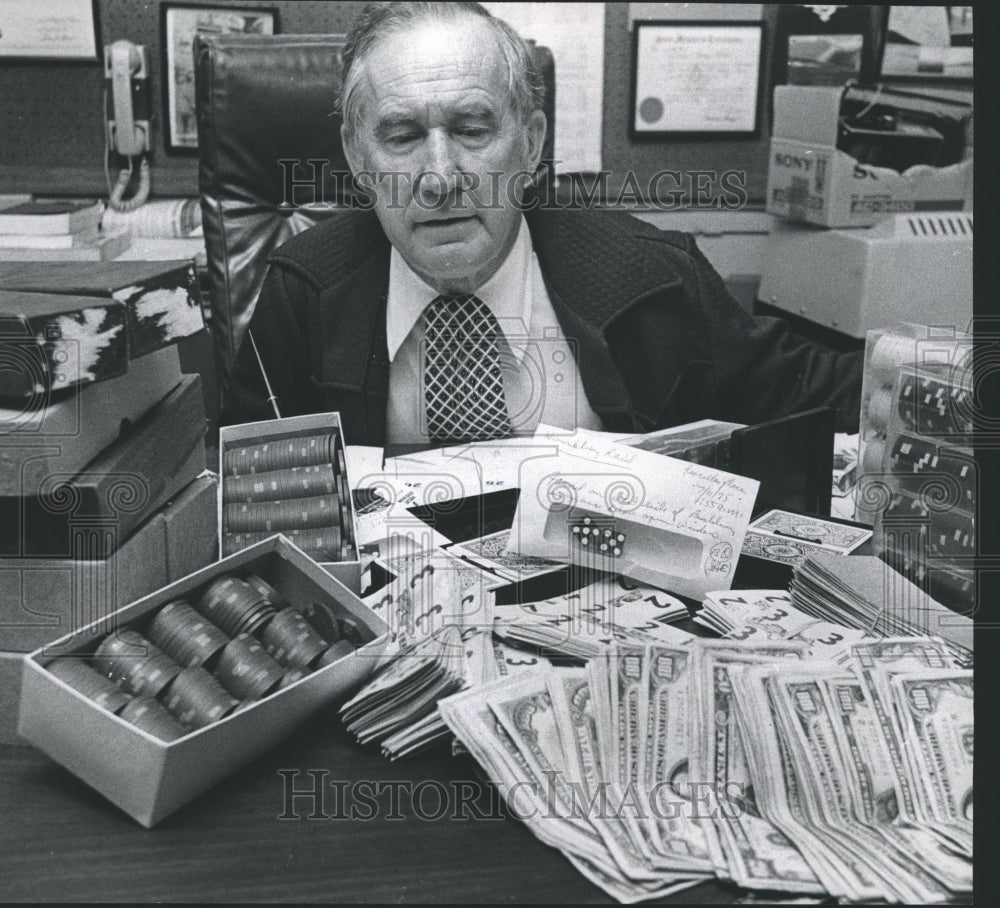 1975 Press Photo C.P. "Red" Walker, Shelby County Sheriff with gambling evidence - Historic Images