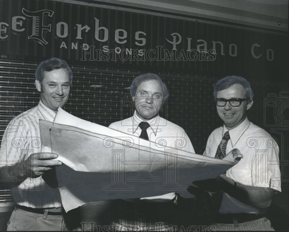 1974 Press Photo Forbes Piano Company owners study new learning methods, Alabama - Historic Images