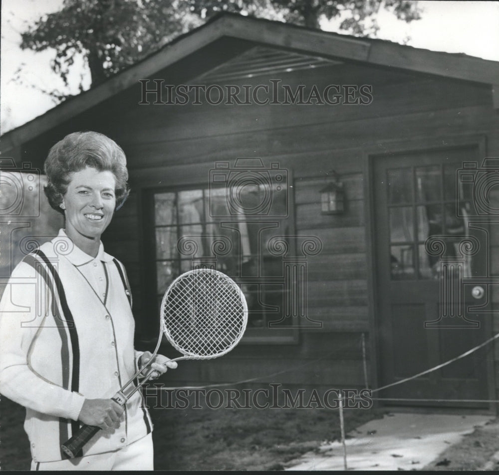 1972 Press Photo Maxine Glasscock, tennis pro, at Clubhouse, Alabama - abno03301- Historic Images