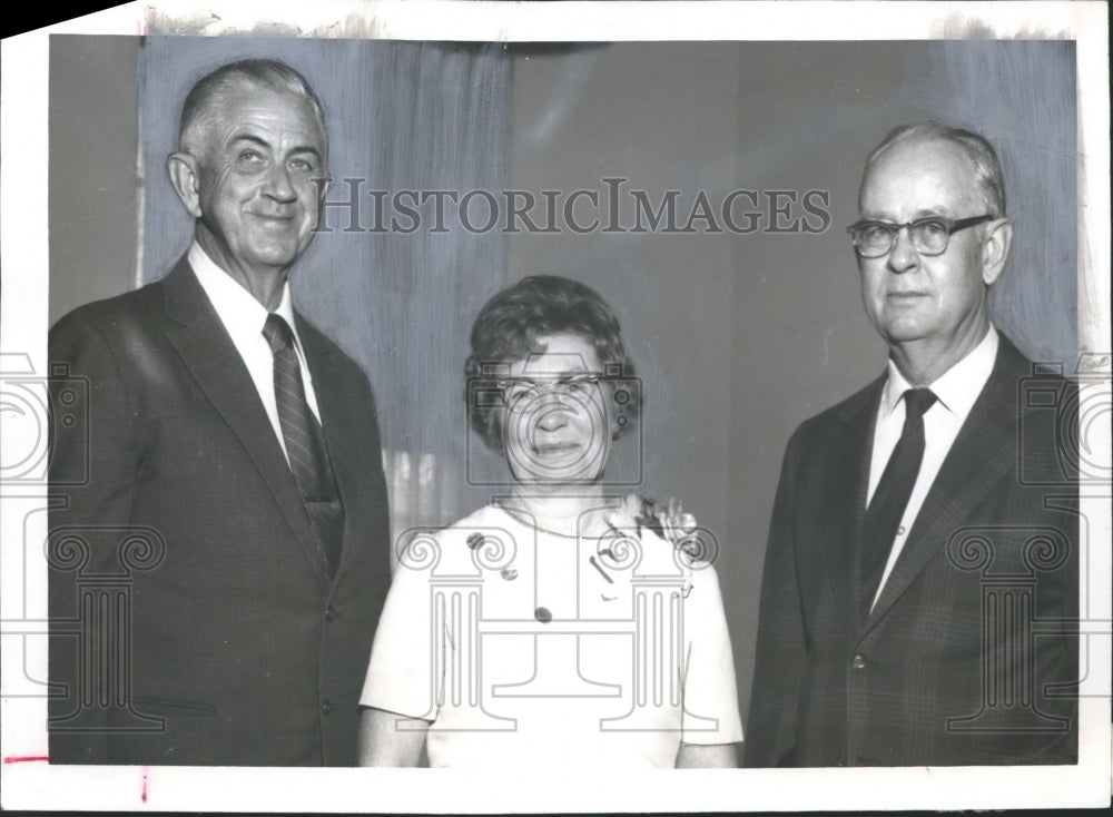 1974 Press Photo Miss Mildred Gilbert, Oneonta, with unidentified others - Historic Images