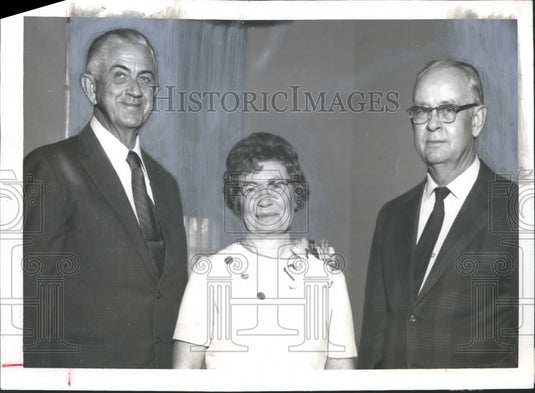 1974 Press Photo Miss Mildred Gilbert, Oneonta, with unidentified others - Historic Images