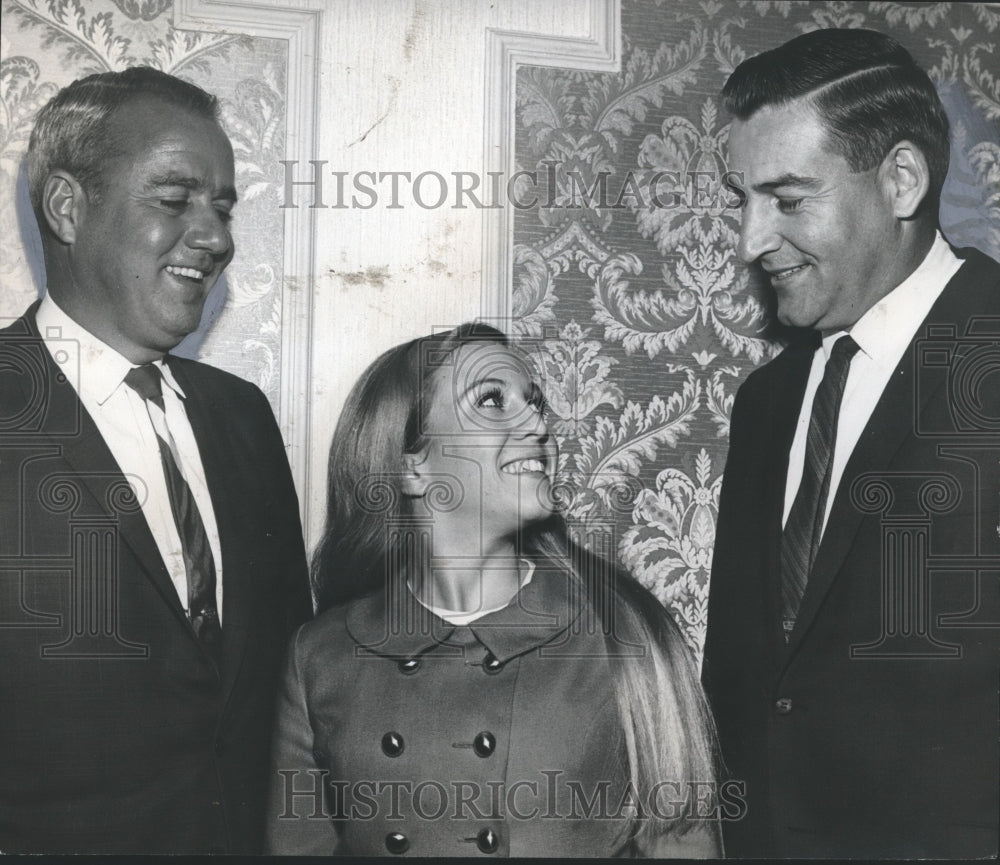 1968 Press Photo Sloan Bashinsky & Vicki Nunis, Actress, Greet Doug Dickey - Historic Images