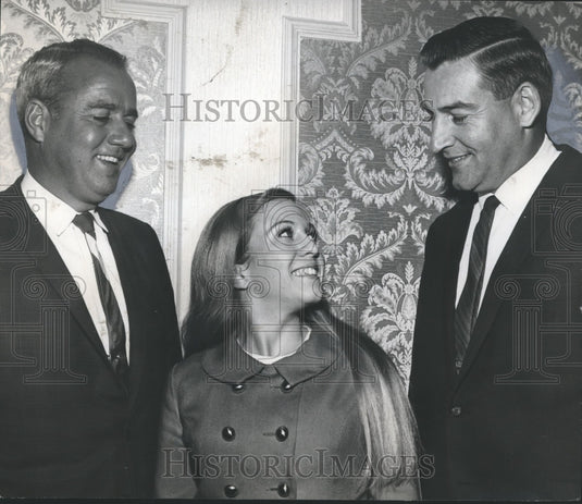 1968 Press Photo Sloan Bashinsky & Vicki Nunis, Actress, Greet Doug Dickey - Historic Images