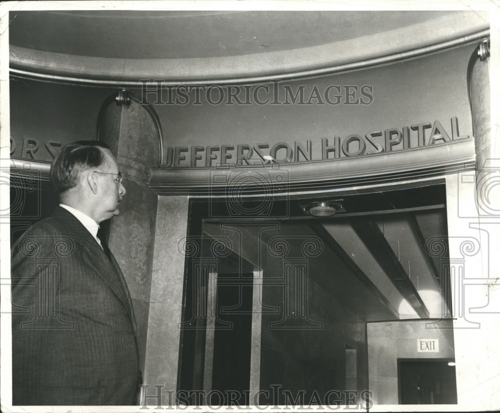 1940 Press Photo Dr. Charles H. Young in front of Jefferson Hospital, Birmingham-Historic Images