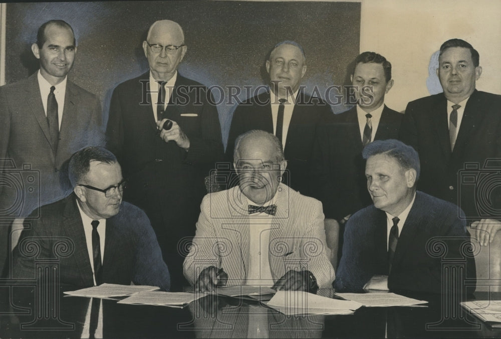 1965 Press Photo Spartus Corp. Executives and Winston County Officials, Alabama - Historic Images