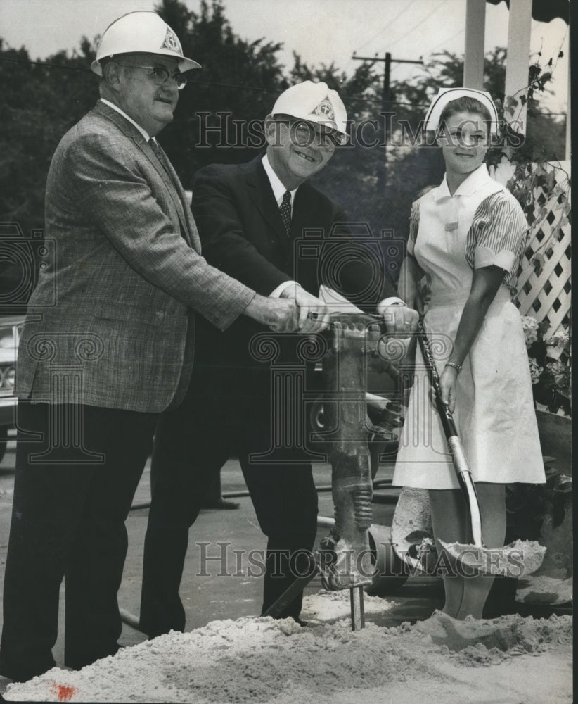 1970 Press Photo Hospital representatives break ground for Goodson building - Historic Images