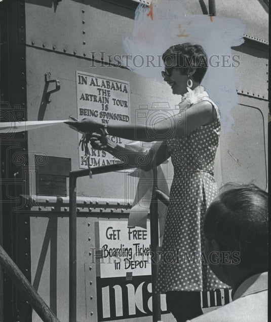 1974, Mrs. Walter Flowers cuts ribbon at Artrain in Tuscaloosa - Historic Images
