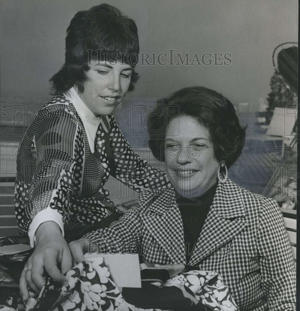 1972 Press Photo Mrs. Levin Leonard and Mrs. Gene Fies tag clothes for sale - Historic Images