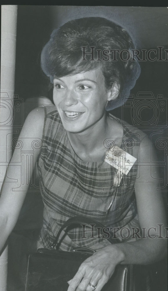 1962 Press Photo Civiettes member Mrs. Donald Englebert at meeting - abno03599-Historic Images