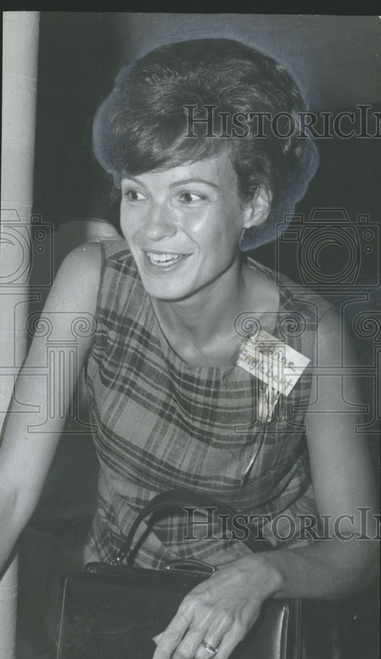 1962 Press Photo Civiettes member Mrs. Donald Englebert at meeting - abno03599-Historic Images