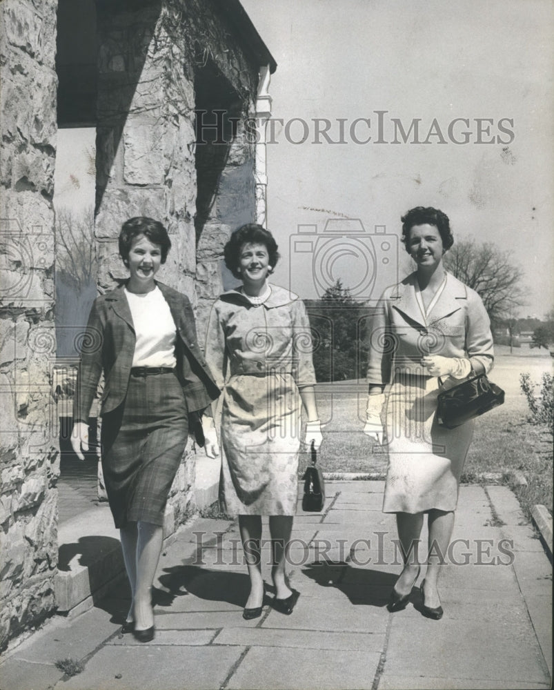 1962 Press Photo Mrs. Charles A. Culp, Mrs. Fred S. Jones Jr. and Other walking - Historic Images