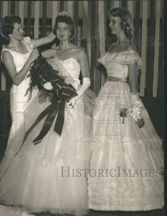 1958, Peggy McIntosh named Tallapoosa AL Maid of Cotton, with others - Historic Images