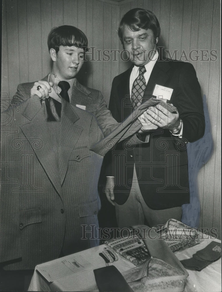 1972 Press Photo Student Mike Findley conducts sales demonstration, Joe Fuller - Historic Images