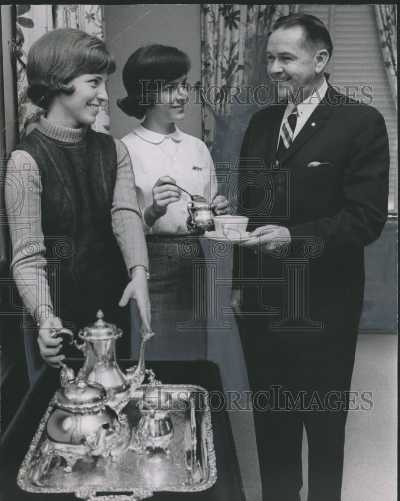 1966 Press Photo Bingham Graves, Susan Litwiller and Other at Samford University - Historic Images