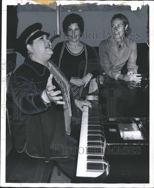 1975, Freda Wallace sings at New Orleans Gilded Party with Others - Historic Images